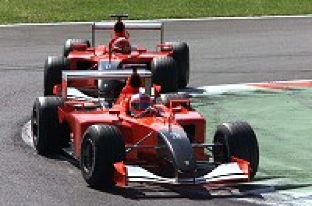 Titel-Bild zur News: Rubens Barrichello im F2001 vor Michael Schumacher