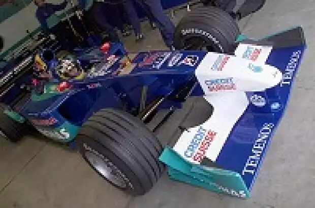 Titel-Bild zur News: Nick Heidfeld bei der Ausfahrt aus der Garage