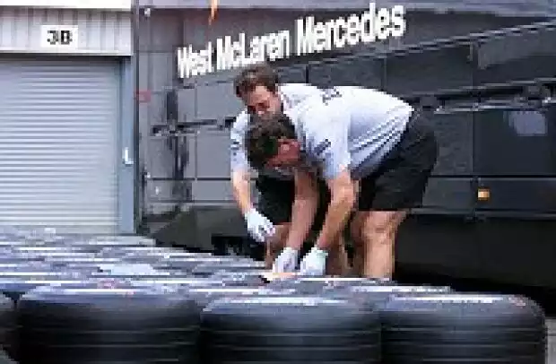 Zwei Techniker des Teams markieren die Reifen Titel-Bild zur News: Zwei Techniker des Teams markieren die Reifen