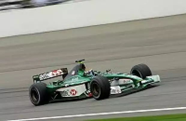 Eddie Irvine in seinem Jaguar R2 Titel-Bild zur News: Eddie Irvine in seinem Jaguar R2