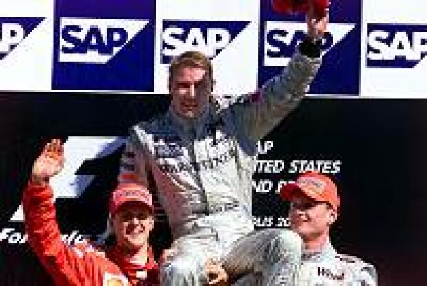 Titel-Bild zur News: Mika Häkkinen gewann in Indianapolis vor Michael Schumacher und David Coulthard das Rennen