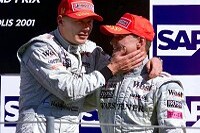 Mika Häkkinen und David Coulthard auf dem Podium