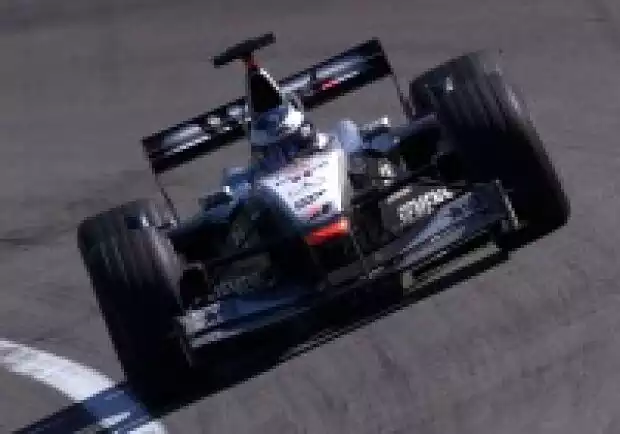 Mika Häkkinen im McLaren-Mercedes in der Steilwandkurve Titel-Bild zur News: Mika Häkkinen im McLaren-Mercedes in der Steilwandkurve