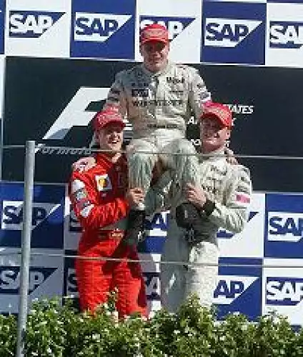 Mika Häkkinen, Michael Schumacher, David Coulthard auf dem Podium Titel-Bild zur News: Mika Häkkinen, Michael Schumacher, David Coulthard auf dem Podium