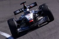 Mika Häkkinen im McLaren-Mercedes in der Steilwandkurve