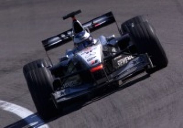 Titel-Bild zur News: Mika Häkkinen im McLaren-Mercedes in der Steilwandkurve