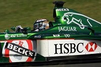 Eddie Irvine im Jaguar R2 in Aktion