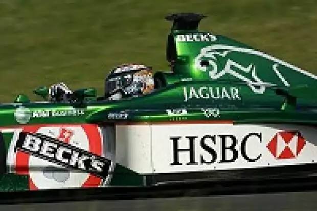 Eddie Irvine im Jaguar R2 in Aktion Titel-Bild zur News: Eddie Irvine im Jaguar R2 in Aktion