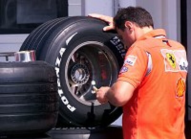 Titel-Bild zur News: Ein Ferrari-Ingenieur prüft die Reifen von Birdgestone
