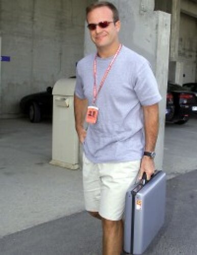 Titel-Bild zur News: Rubens Barrichello bei seiner Ankunft im Fahrerlager am Donnerstag