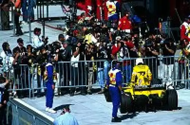 Jarno Trulli nach dem Rennen im Parc fermé Titel-Bild zur News: Jarno Trulli nach dem Rennen im Parc fermé