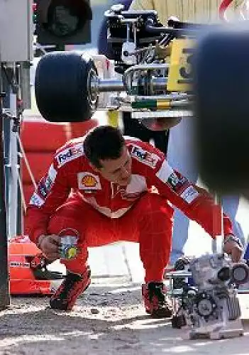 Titel-Bild zur News: Michael Schumacher repariert sein Kart