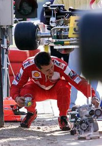Titel-Bild zur News: Michael Schumacher repariert sein Kart