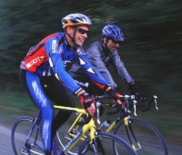 Titel-Bild zur News: Jenson Button und Damon Hill beim Fahrrad-Marathon