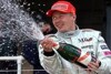 Bild zum Inhalt: Kimi Räikkönen stiehlt Mika Häkkinen die Show
