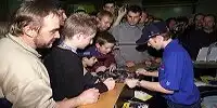 Nick Heidfeld gibt Autogramme