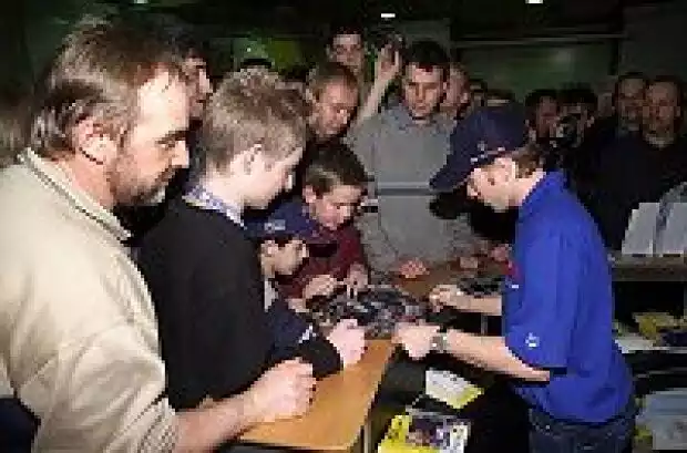 Nick Heidfeld gibt Autogramme Titel-Bild zur News: Nick Heidfeld gibt Autogramme