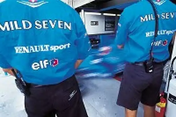 Titel-Bild zur News: Jenson Button bei der Ausfahrt aus der Garage