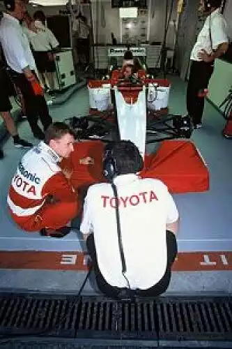 Allan McNish (Toyota) während der Testfahrten Titel-Bild zur News: Allan McNish (Toyota) während der Testfahrten