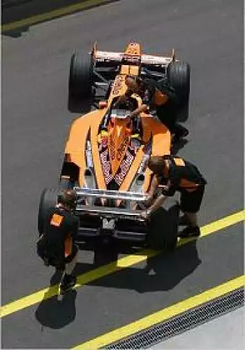 Titel-Bild zur News: Ein Arrows-Pilot wird zurück in die Garage geschoben