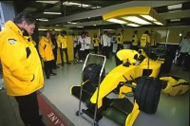 Titel-Bild zur News: Gary Anderson vor dem EJ12 in der Box