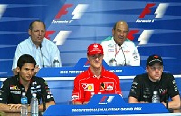 Titel-Bild zur News: Die Teilnehmer der FIA-Pressekonferenz am Donnerstag in Malaysia