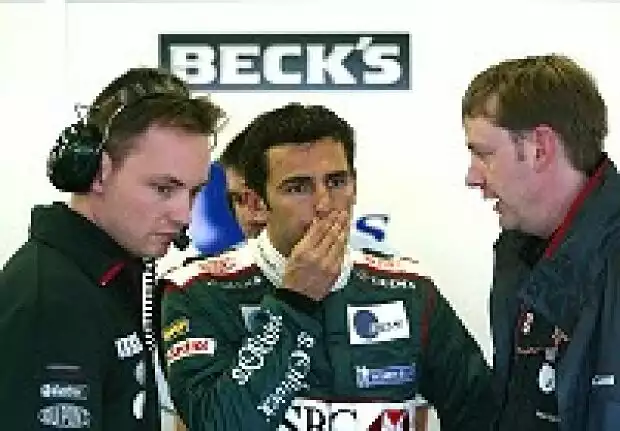 Pedro de la Rosa zusammen mit Mechanikern in der Box des Teams Titel-Bild zur News: Pedro de la Rosa zusammen mit Mechanikern in der Box des Teams