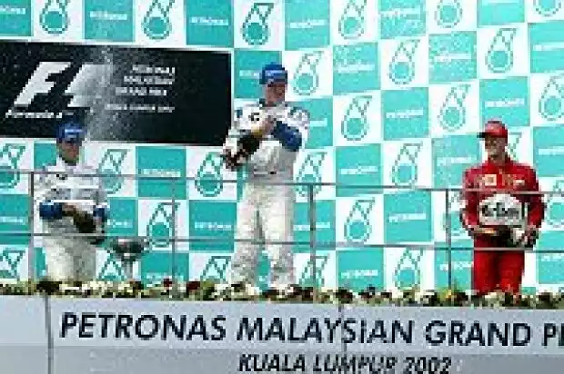 Ralf Schumacher, Juan-Pablo Montoya und Michael Schumacher auf dem Treppchen in Malaysia Titel-Bild zur News: Ralf Schumacher, Juan-Pablo Montoya und Michael Schumacher auf dem Treppchen in Malaysia