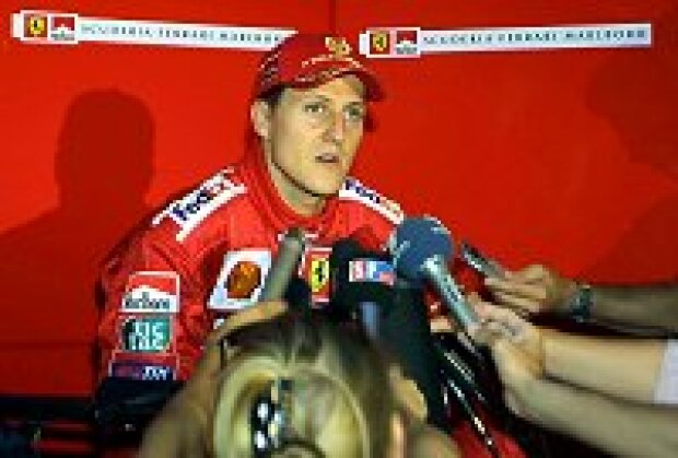 Titel-Bild zur News: Michael Schumacher auf einer Pressekonferenz