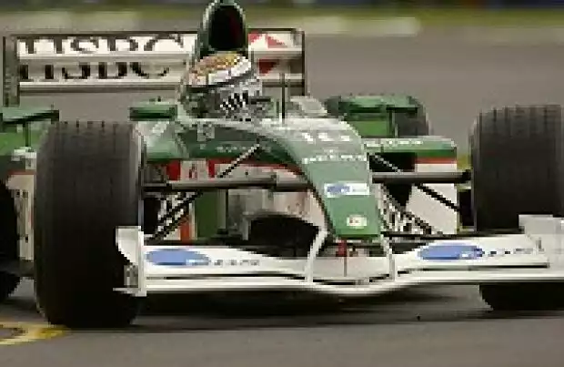 Eddie Irvine im Jaguar R3 Titel-Bild zur News: Eddie Irvine im Jaguar R3