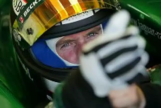 Eddie Irvine im Jaguar R3 in der Box Titel-Bild zur News: Eddie Irvine im Jaguar R3 in der Box