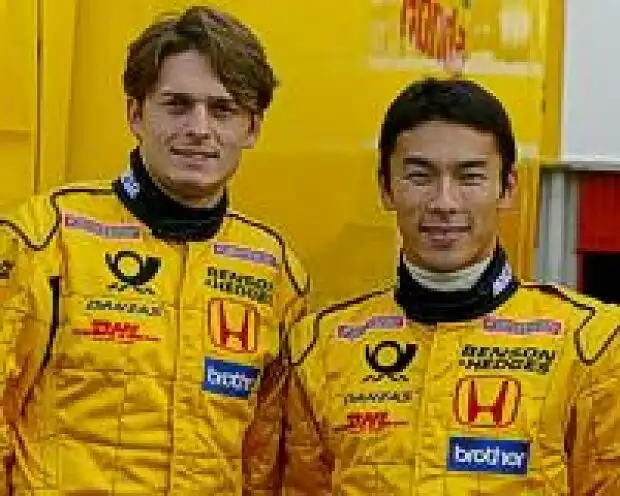 Fisichella und Sato vor Renntransportern des Teams Titel-Bild zur News: Fisichella und Sato vor Renntransportern des Teams