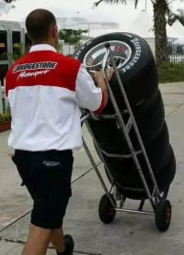 Bridgestone-Reifen-Ingenieur Titel-Bild zur News: Bridgestone-Reifen-Ingenieur