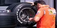 Ein Ferrari-Ingenieur prüft die Reifen von Birdgestone