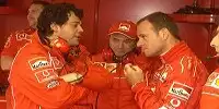 Rubens Barrichello im Gespräch mit Ferrari-Mechanikern und -ingenieuren