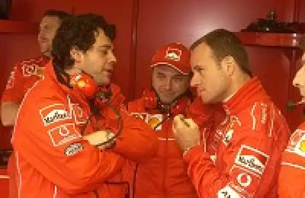 Rubens Barrichello im Gespräch mit Ferrari-Mechanikern und -ingenieuren Titel-Bild zur News: Rubens Barrichello im Gespräch mit Ferrari-Mechanikern und -ingenieuren