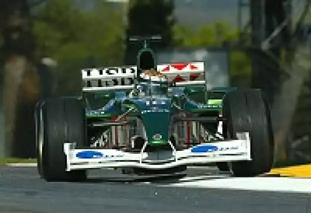 Eddie Irvine im Jaguar R3 Titel-Bild zur News: Eddie Irvine im Jaguar R3