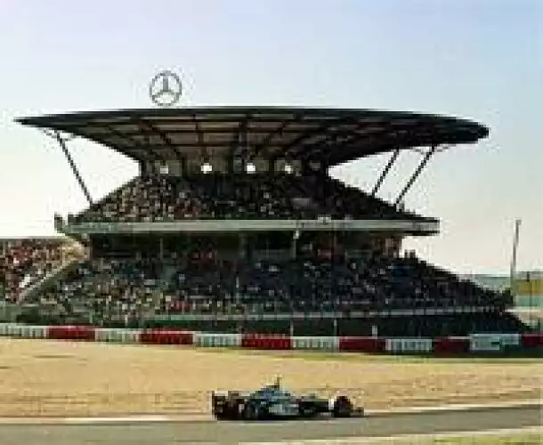 Titel-Bild zur News: Mercedes-Tribüne