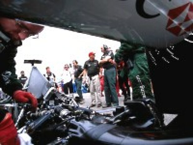 Titel-Bild zur News: Jaguar Racing V10 aus der Heckperspektive