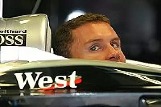 David Coulthard im Cockpit seines Silberpfeils Titel-Bild zur News: David Coulthard im Cockpit seines Silberpfeils