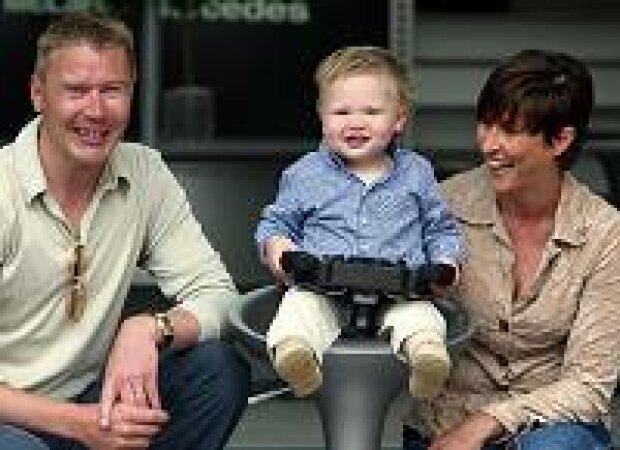 Titel-Bild zur News: Mika Häkkinen, Sohn Hugo und Ehefrau Erja