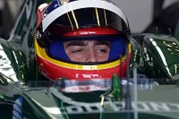 Fernando Alonso im Cockpit des Jaguar R3 bei den Testfahrten in Silverstone Titel-Bild zur News: Fernando Alonso im Cockpit des Jaguar R3 bei den Testfahrten in Silverstone