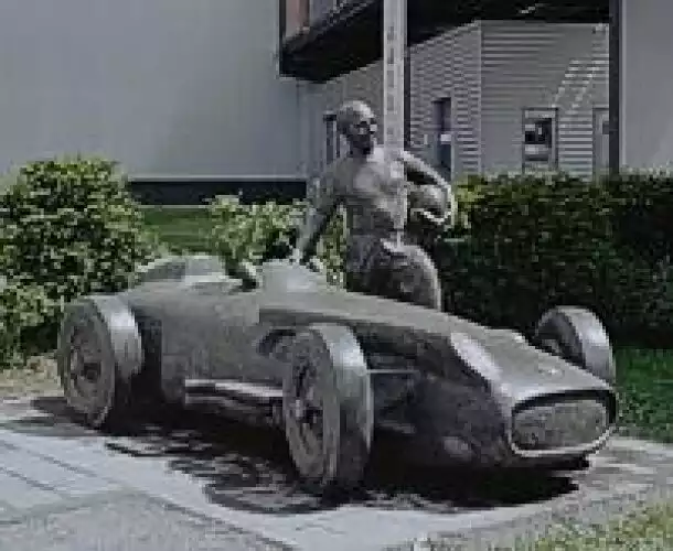 Juan Manuel Fangio-Statue Titel-Bild zur News: Juan Manuel Fangio-Statue