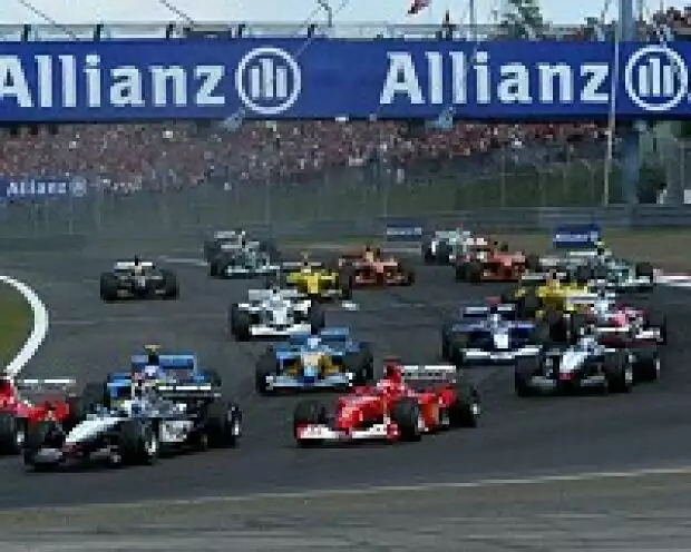 Das Starterfeld in der ersten Kurve auf dem neuen Nürburgring Titel-Bild zur News: Das Starterfeld in der ersten Kurve auf dem neuen Nürburgring