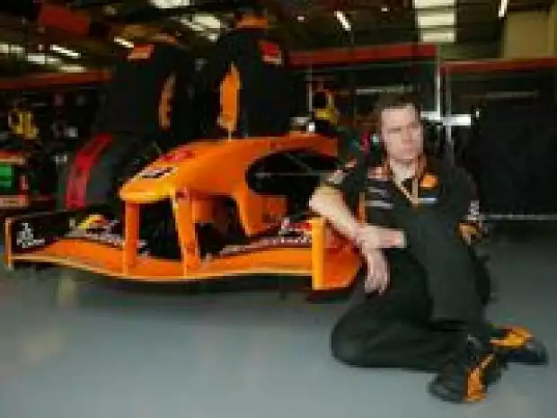 Arrows-Mechaniker Titel-Bild zur News: Arrows-Mechaniker