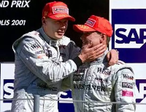 Mika Häkkinen und David Coulthard auf dem Podium Titel-Bild zur News: Mika Häkkinen und David Coulthard auf dem Podium