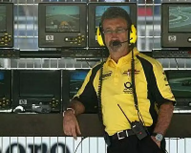 Teamchef Eddie Jordan am Kommandostand Titel-Bild zur News: Teamchef Eddie Jordan am Kommandostand