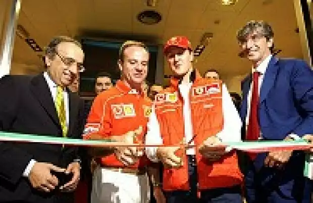 Rubens Barrichello und Michael Schumacher eröffnen den neuen Ferrari-Shop Titel-Bild zur News: Rubens Barrichello und Michael Schumacher eröffnen den neuen Ferrari-Shop