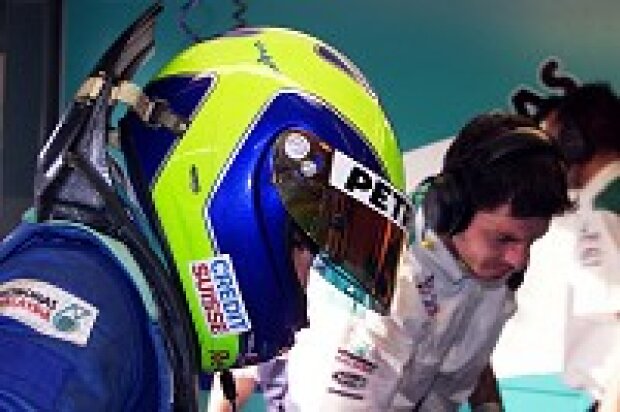 Titel-Bild zur News: Felipe Massa (Sauber) trägt das HANS-Sicherheitssystem