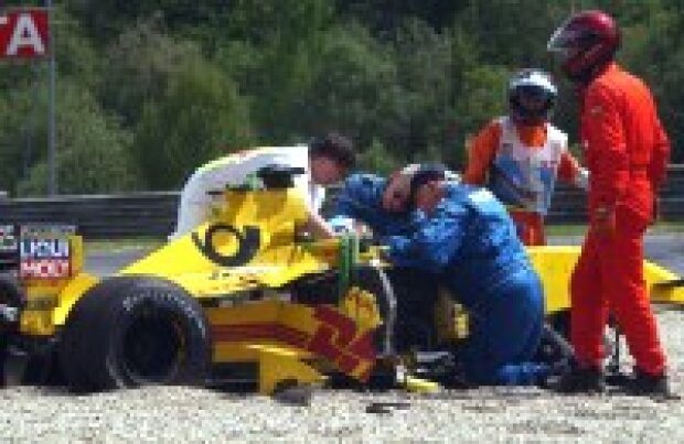 Titel-Bild zur News: Takuma Sato wird von den FIA-Ärzten betreut